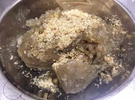 这家芋圆传承三代人的美味与记忆，店面不大，经常排队