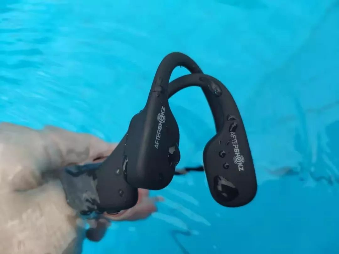 有了它终于能在游泳时听音乐了，还不用塞耳朵里