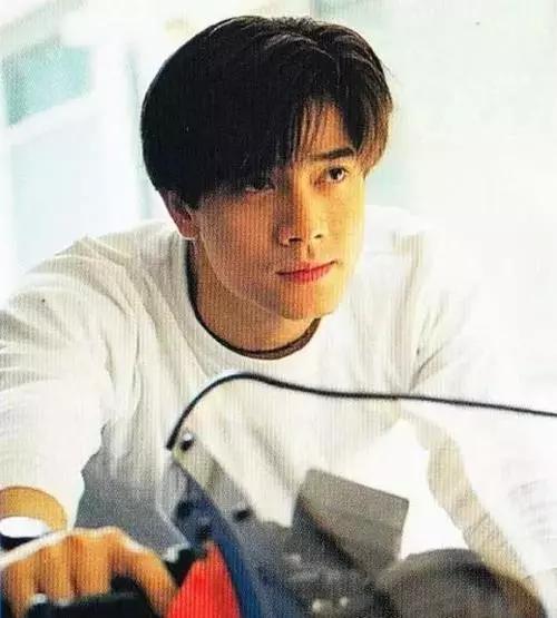 这一届的年轻人，都在学“全班最丑”的郭富城摇头