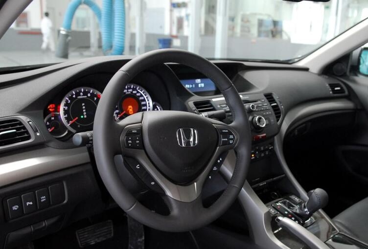 思铂睿2.4加速对比十代雅阁2.0,14年雅阁对比15年思铂睿