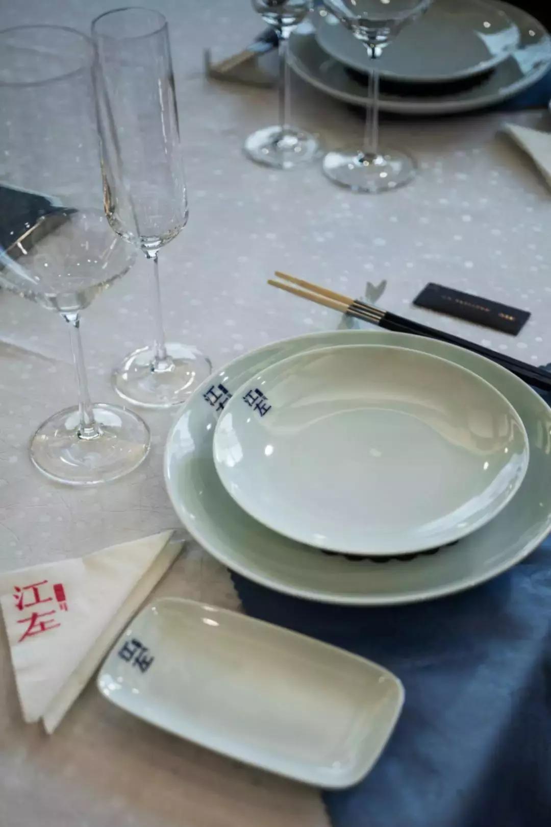 西安一“怪”店，没有散座，厅堂还悬了只大金龙