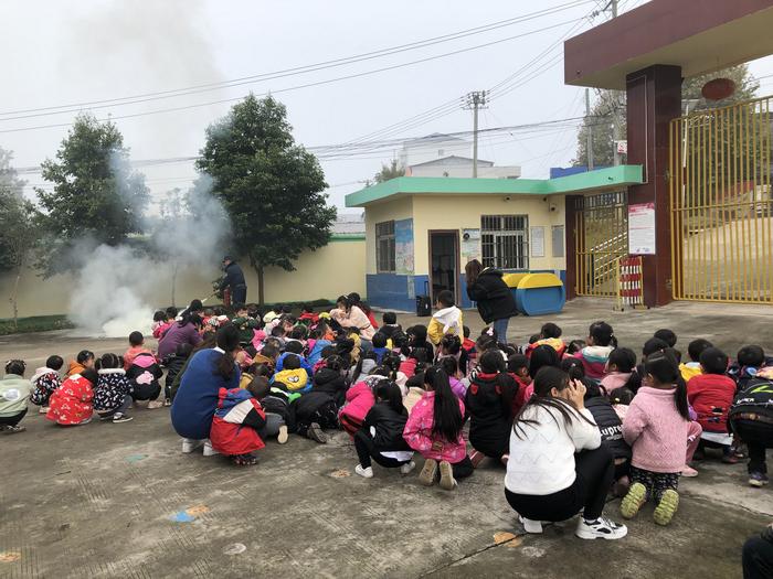 简阳市禾丰镇消防安全演练,消防大队演练幼儿园