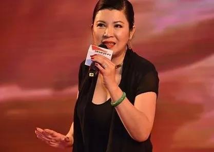 她曾是华语歌坛一姐,唱《青藏高原》爆红,却在34岁削发为尼