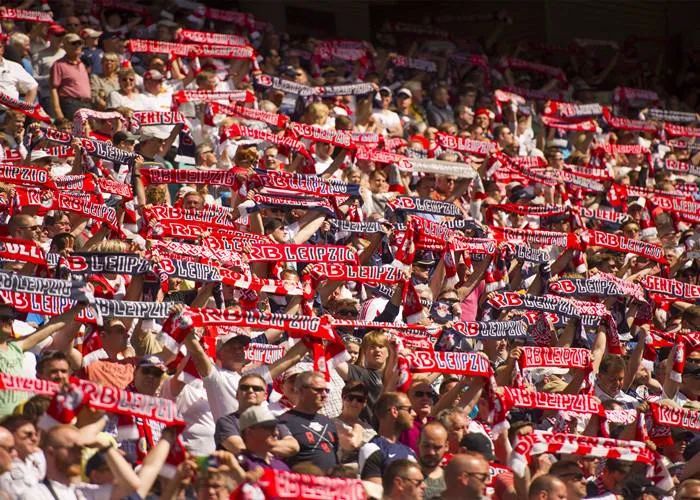 会表白的广告牌、云加油，细数球场黑科技