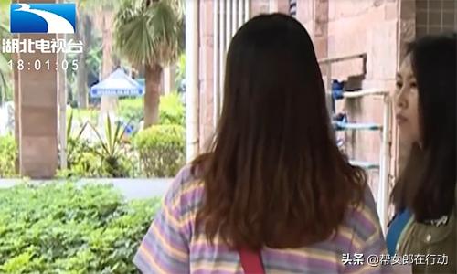 男孩被家长拿棍子抽打,8岁男孩被爸爸在阳台抽打