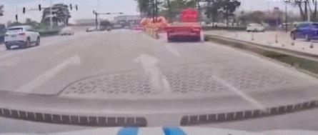 “兄弟睡觉压得胳膊都变色了，要不要叫醒他？”醒来一定很酸爽