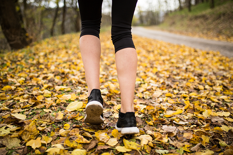 长时间不跑步突然跑步小腿疼,跑步小腿疼还能跑步吗