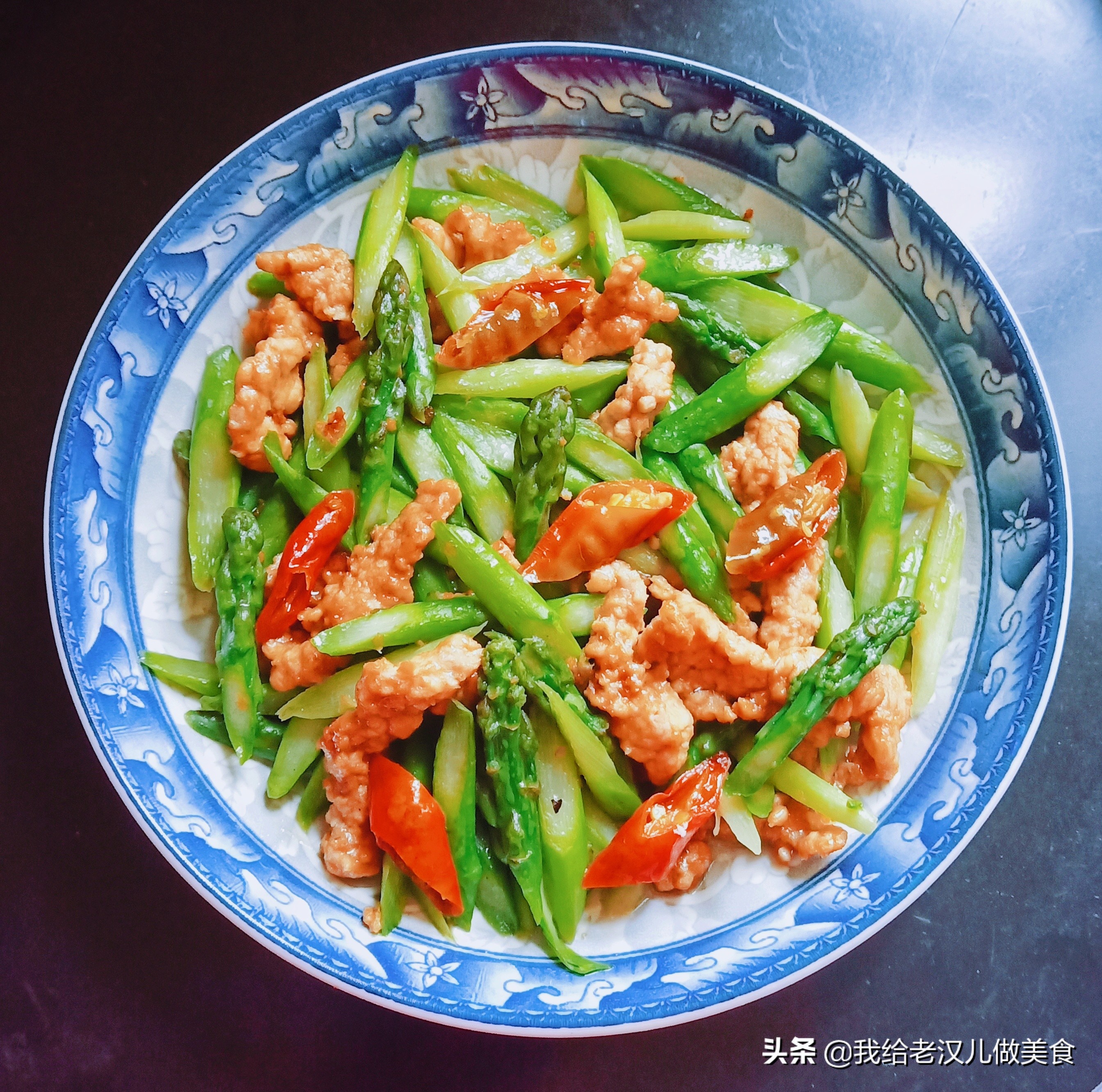 芦笋是什么笋?错了,它是韭葱蒜的亲戚,配泡椒肉丝爆炒微辣爽口