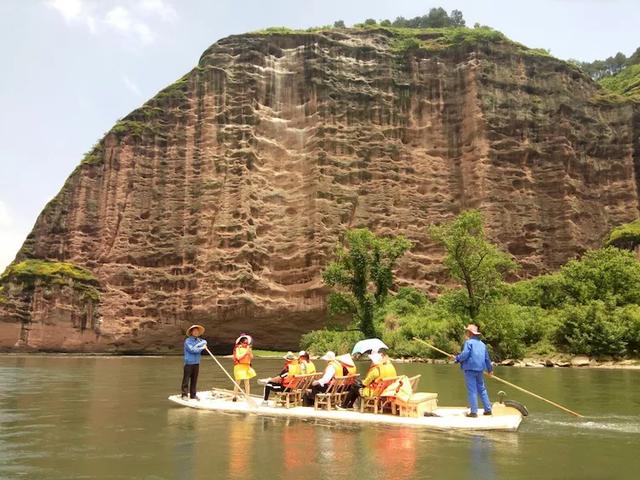 一个让人流连忘返的地方，山清水秀，只需要坐在河边发呆就行。