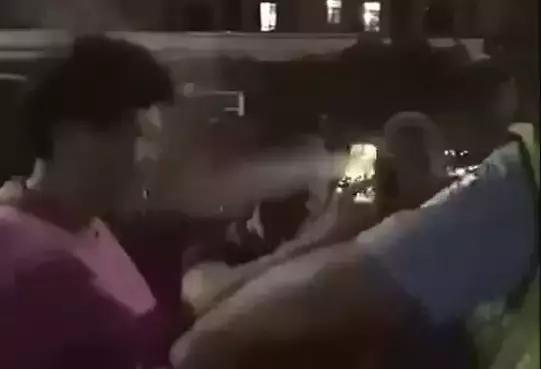 向民警喷射辣椒水,妨碍执法大妈被喷辣椒水