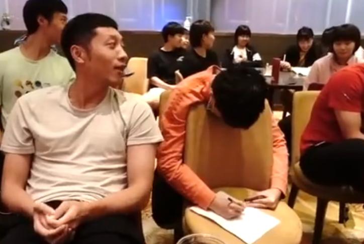 笑死了！国乒集体学英语，这帮国宝们太可爱了，尤其是莎莎