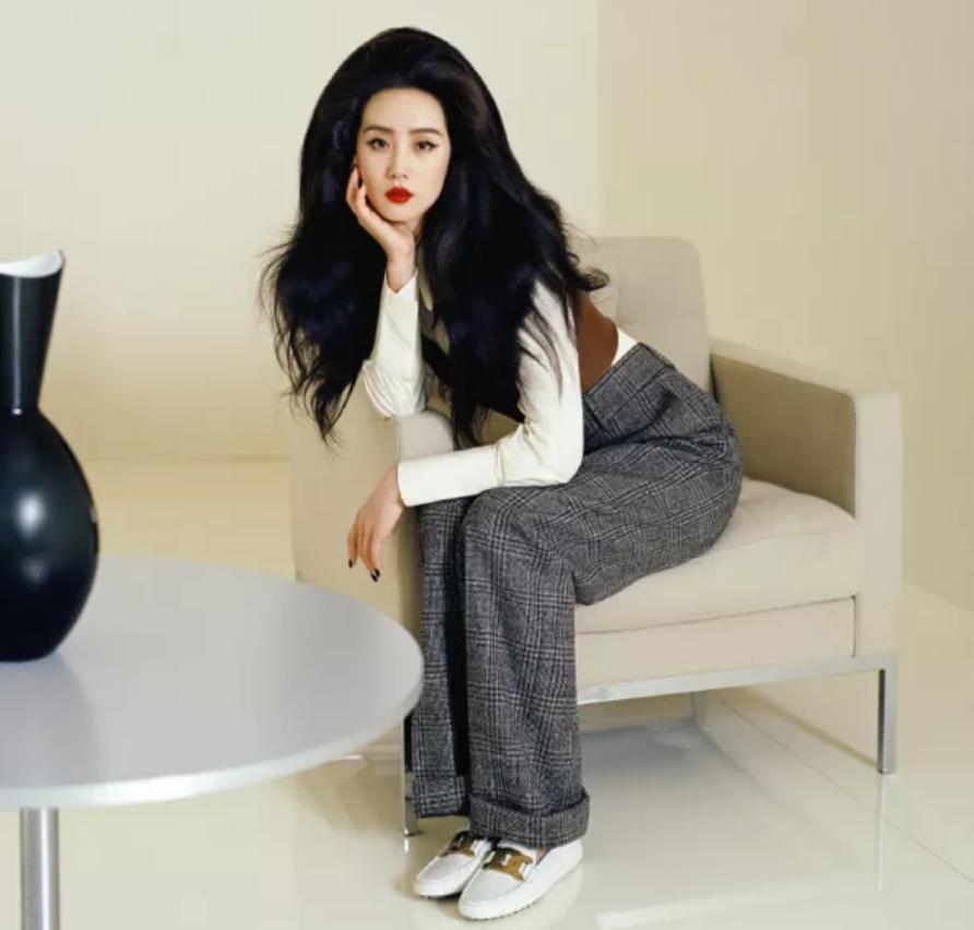 大佬力捧多年没火，“人间富贵花”如今居然凭借几套衣服出圈了？