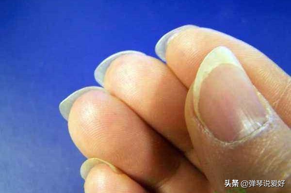 新手弹吉他右手指甲怎么修,吉他的指甲如何修剪