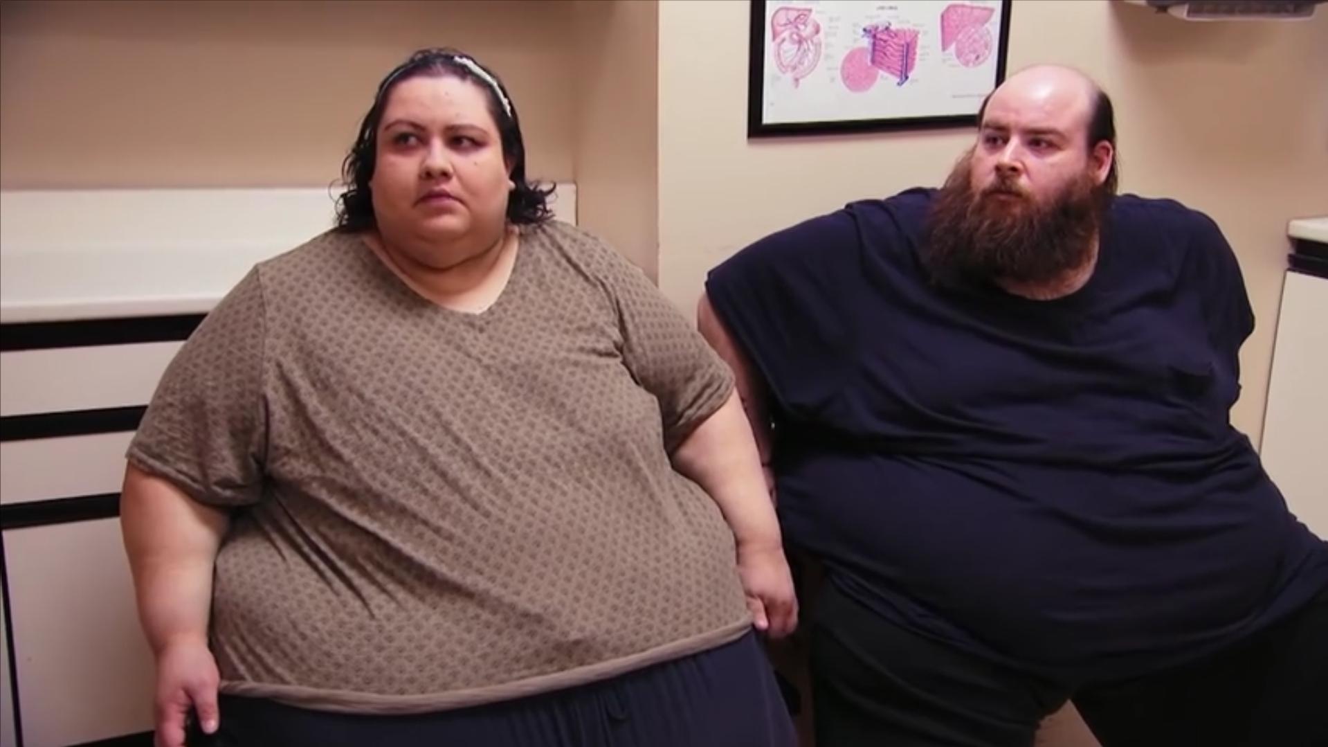 562斤妻子嫁给608斤丈夫,一天吃12顿,2年胖了180斤