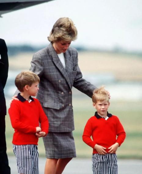 1983年戴安娜带小威廉出访澳洲，母子大出风头，查尔斯沦为背景板