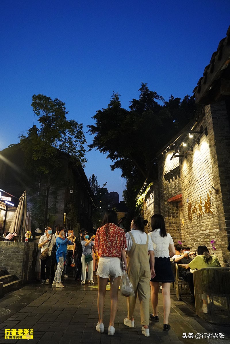 300年历史的宽窄巷子，外地游客必打卡，“老成都”却很少去