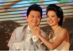 台上同为央视主持人，台下是真夫妻，恩爱幸福堪称天生一对