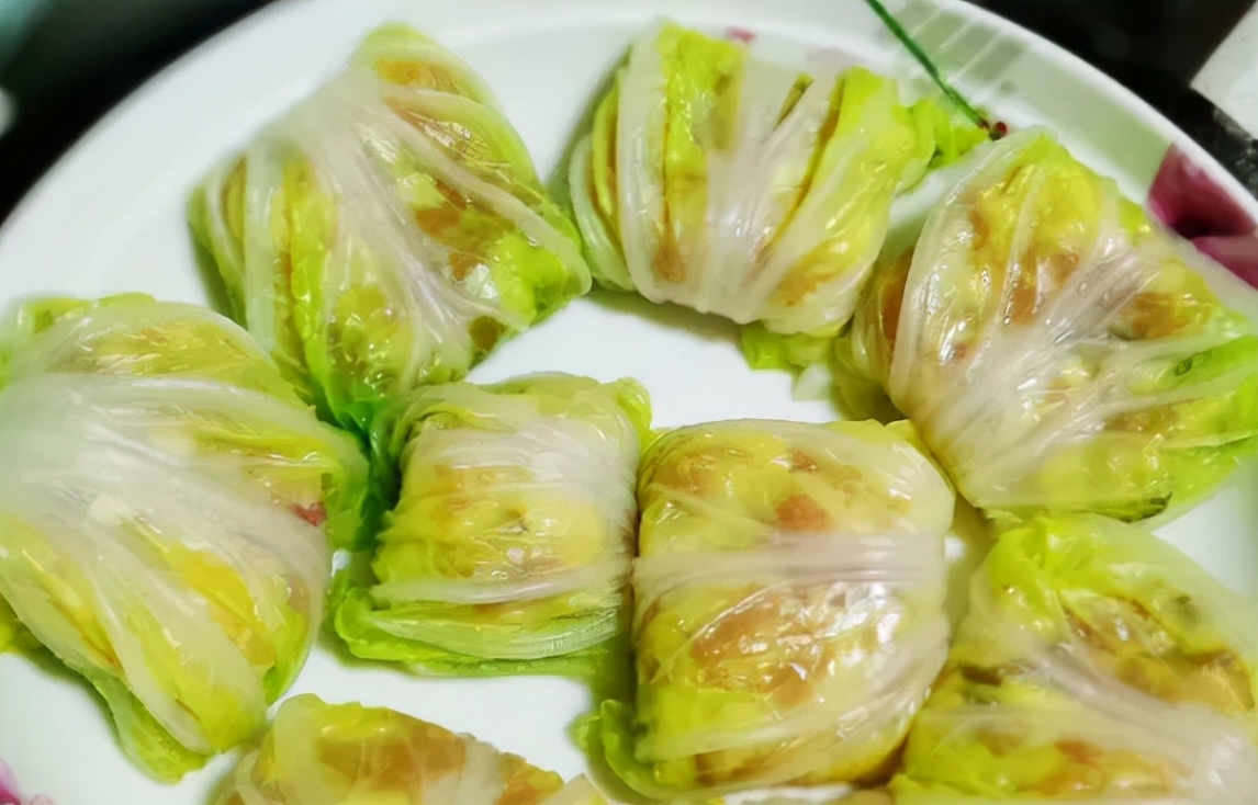 谢娜在家中给女儿做辅食,谢娜土豆烧排骨