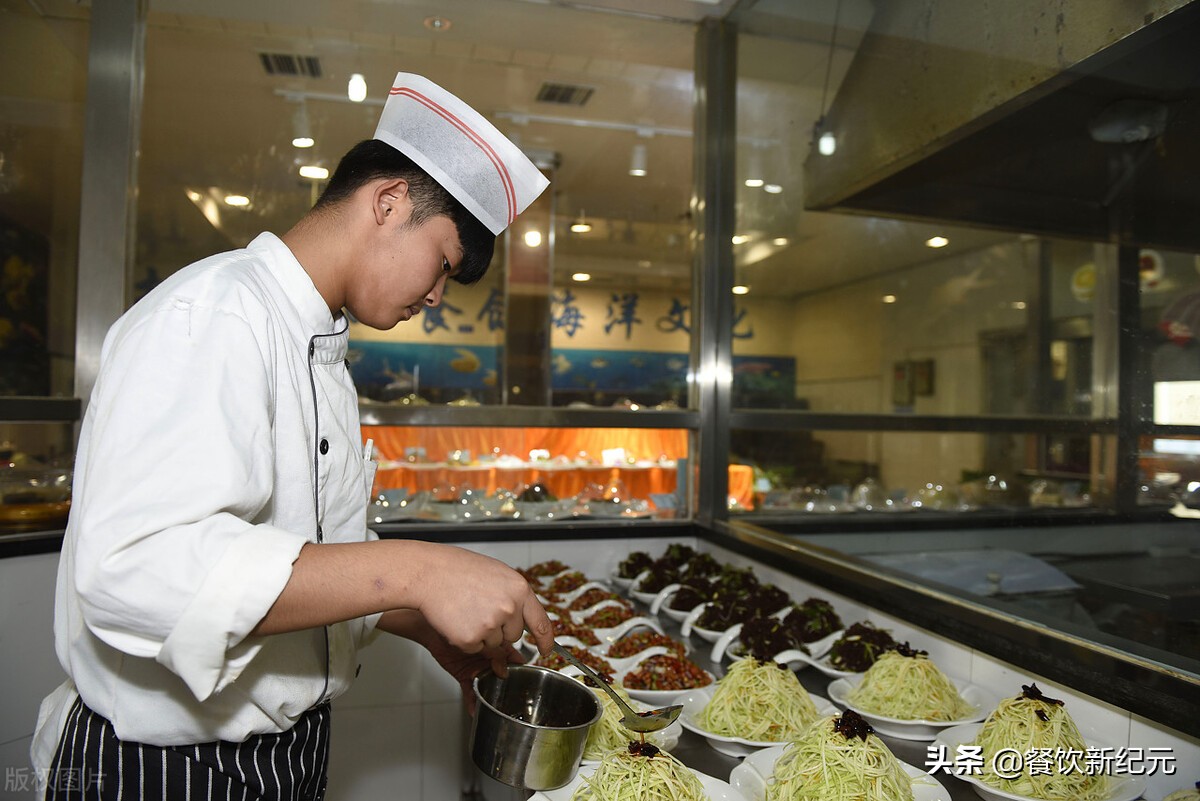 被职业打假人投诉卖凉菜怎么应对,职业打假人向多家店铺投诉违法吗