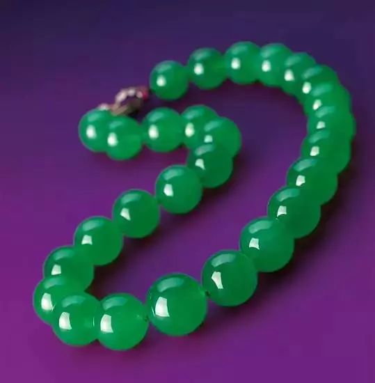 赌石切出一亿紫金石后众人傻眼,200块的赌石切出五彩翡翠