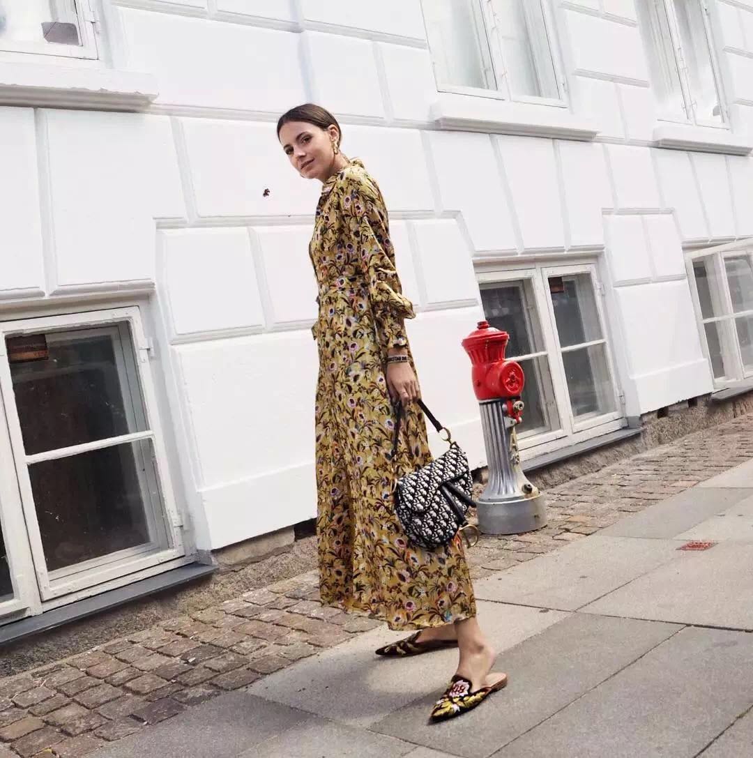 夏季女明星都爱抢着穿碎花裙,女明星红色碎花裙街拍