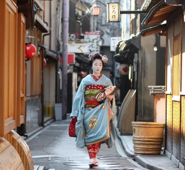 为什么日本和服后面有蝴蝶结,日本和服背后的被子