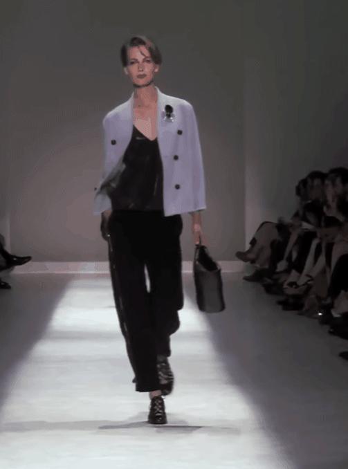 女明星红毯造型少不了它？网友：论优雅，还得是Armani的设计