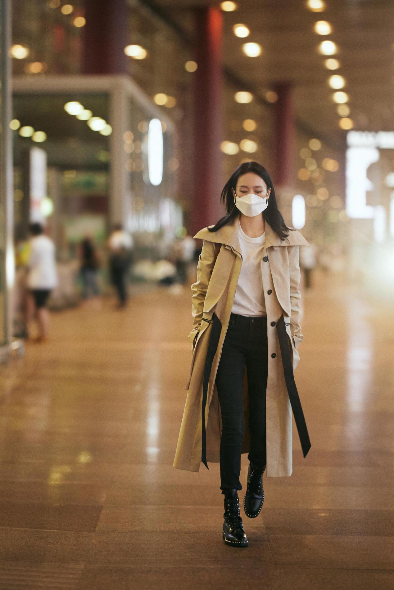 秋季搭风衣穿的鞋子,深蓝色风衣怎么搭配裤子和鞋子