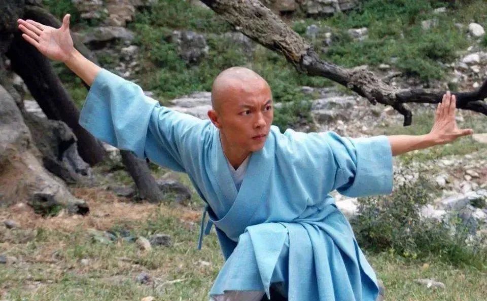 一代童星没落史:李连杰接班人谢苗翻红艰难,悄悄娶回仙3圣姑