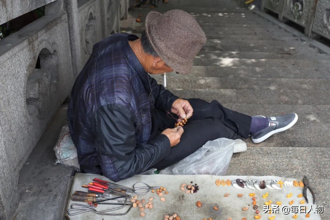 摆摊不容易,数钱最快乐,那些年我们练的摊儿……