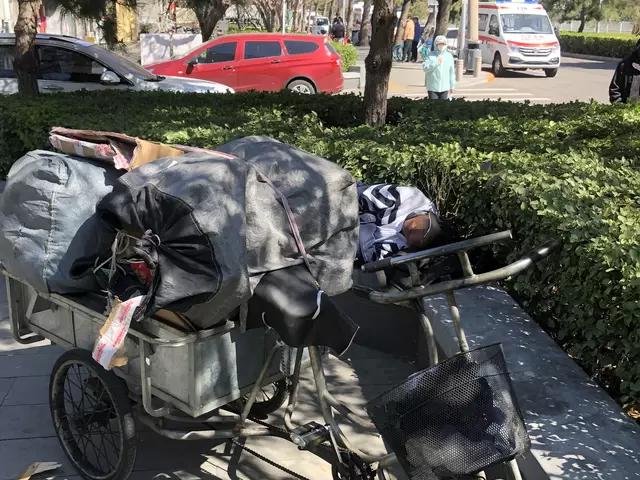 都市露宿者们：有人想当歌星未遂，有人被骗房产