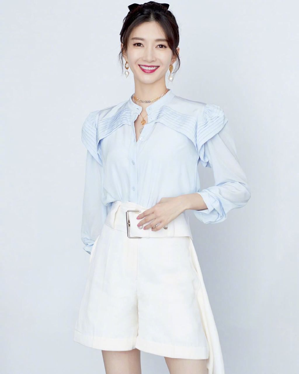 江疏影皮衣配衬衫耍酷,女士的法则江疏影绿衬衫