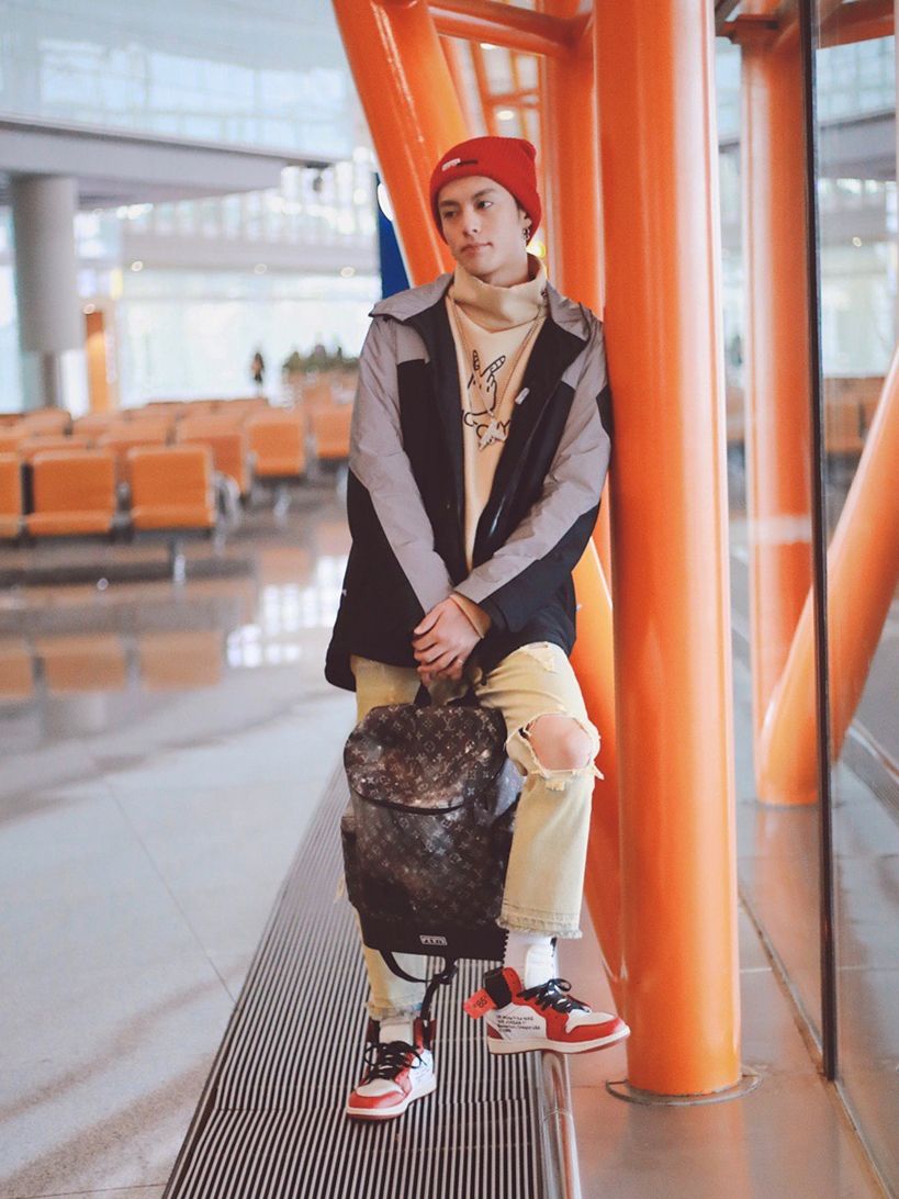 都说明星买鞋容易，看王鹤棣什么水平，万元神鞋打球扫雪毫不心疼