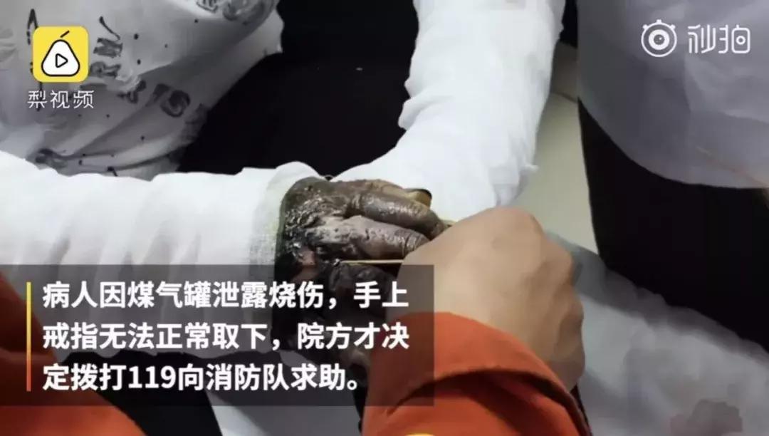 男子开车在路上遛马,男子开车在路上溜马