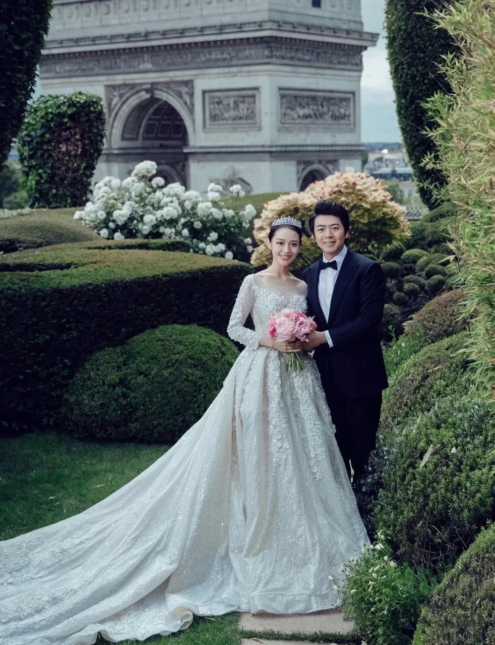 复古街拍拍婚纱照姿势,跟着明星get婚纱照万能姿势