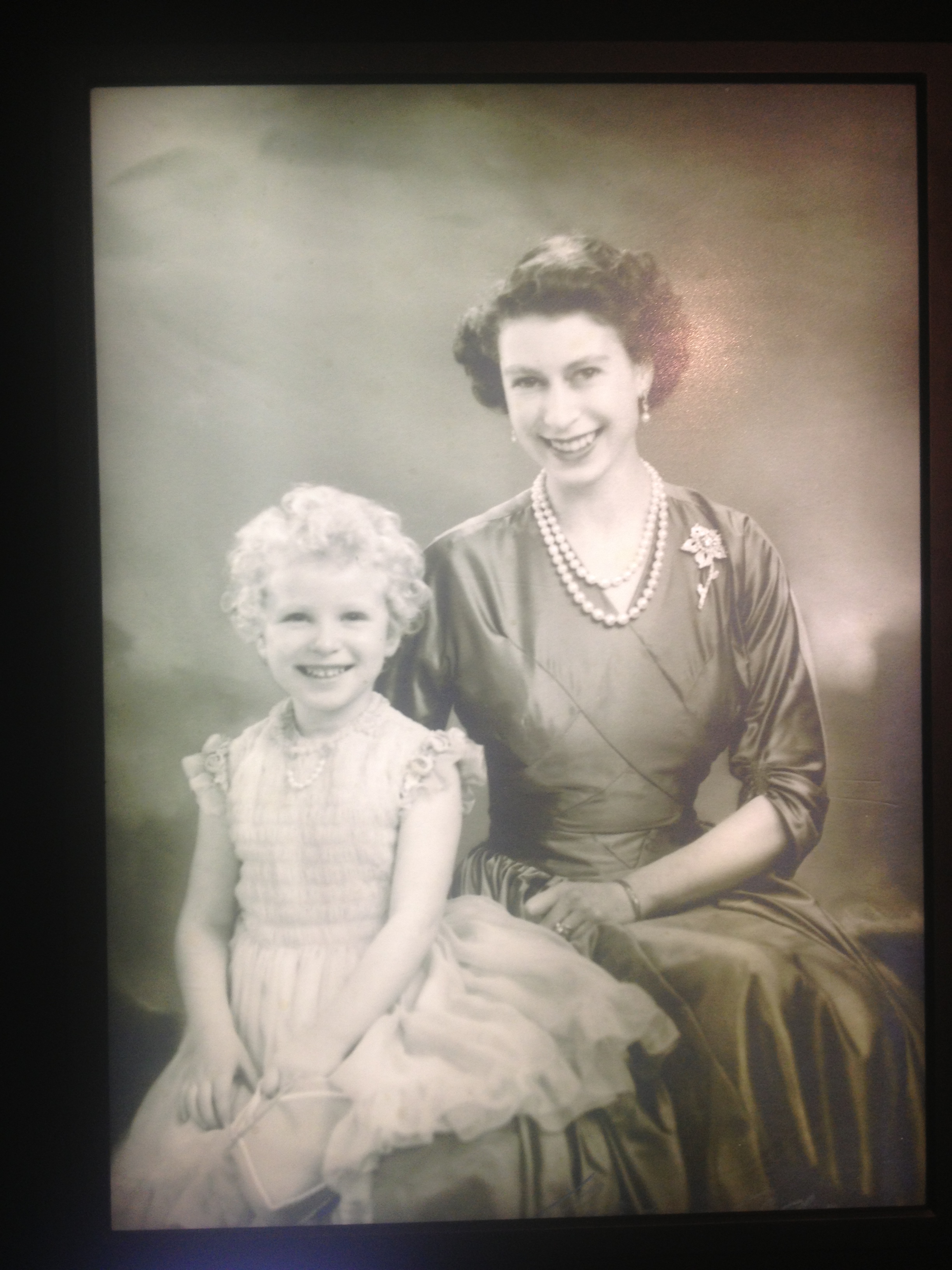 粉红美钻送公主，成全莉莉贝特少女心，女王的这枚花型胸针不简单