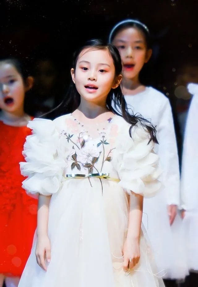 李小璐接甜馨放学大秀小蛮腰,李小璐带甜馨片段