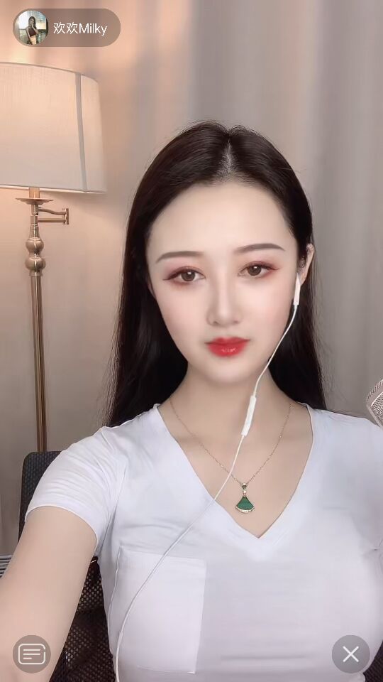 嵌上金饰、金丝的玻璃,让屋内充满金色阳光