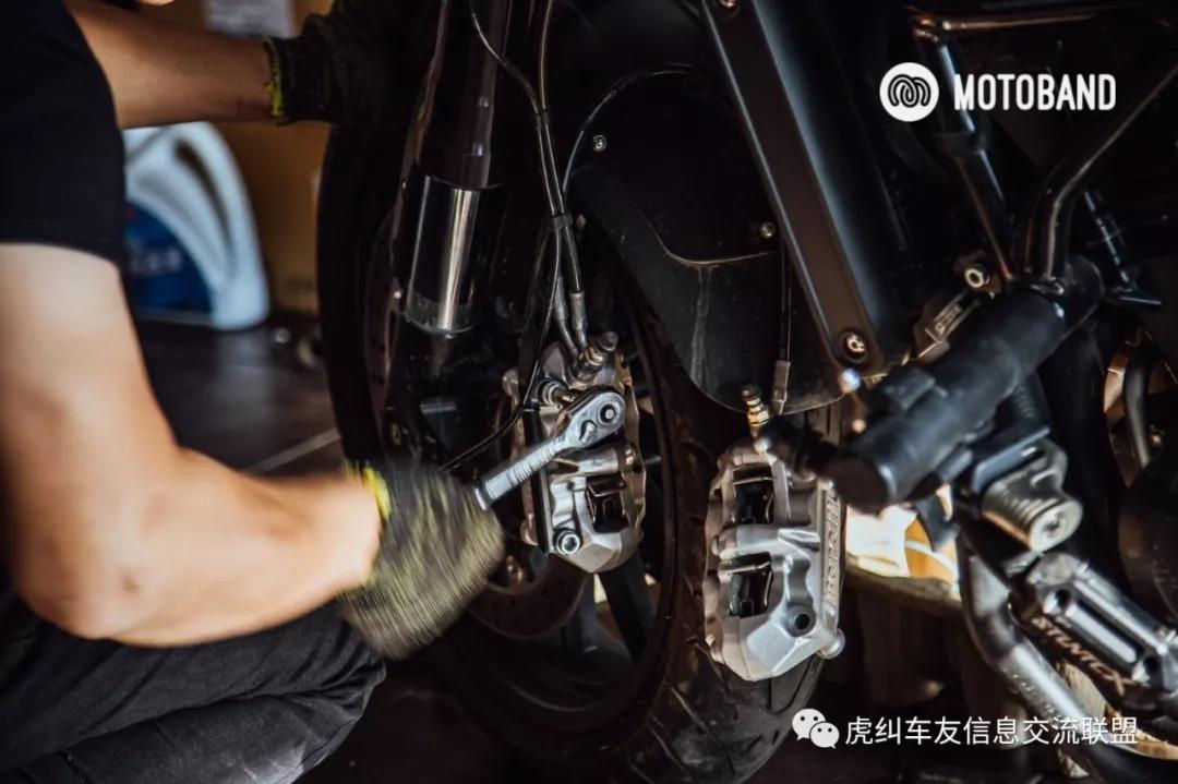 贝纳利幼狮500辐条轮爆胎,贝纳利幼狮500公路版改牌照架