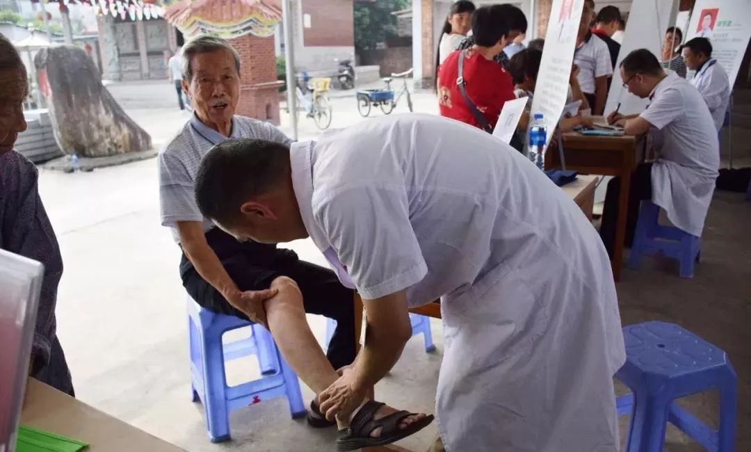 送医下乡暖民心健康帮扶见真情,健康扶贫在行动义诊下乡暖人心