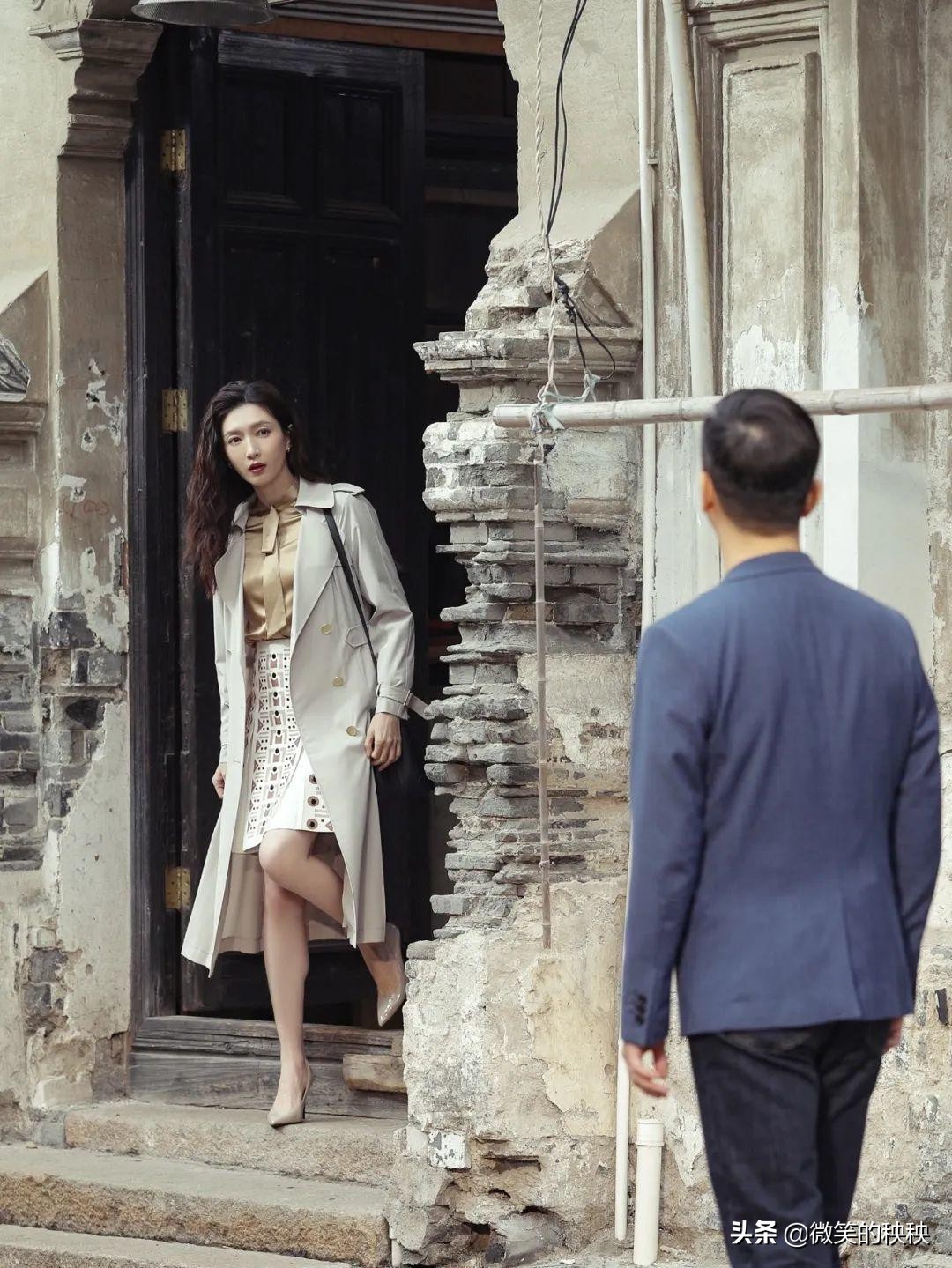 比起顾佳“贵妇”风，王漫妮的显贵穿搭和精准购物，更值得参考