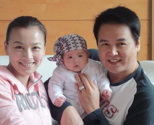 从琼瑶小生到百亿大亨，前妻自杀未遂，现妻生下2个试管婴儿