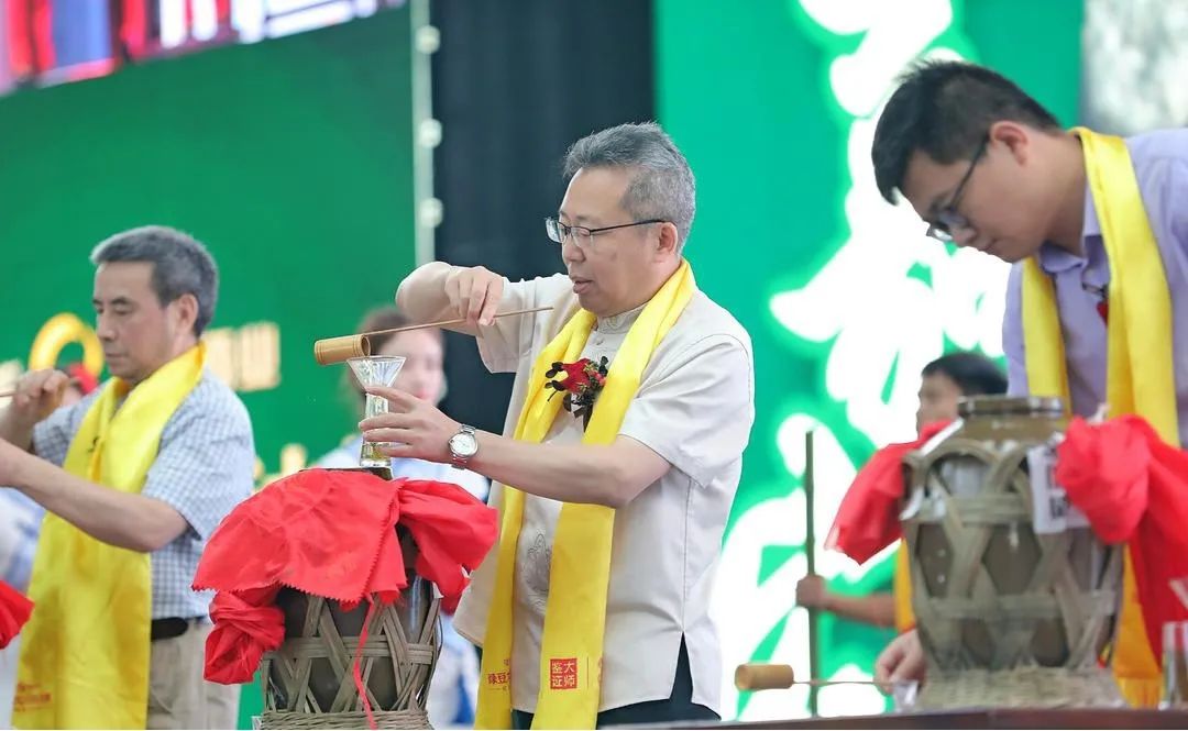 泸州老窖绿豆大曲开坛,绿豆大曲泸州老窖开坛取酒