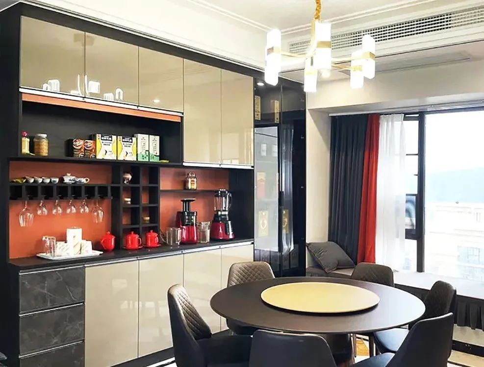 阳台改成小卧室凸出来的,阳台改成衣帽间和办公区