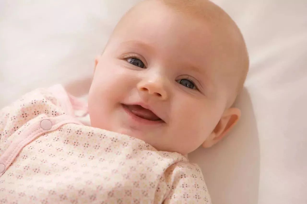 宝宝刚出生就爱笑,孩子刚出生笑