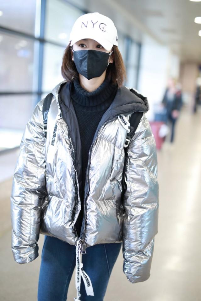 杨紫穿的很亮外套,杨紫穿长款羽绒服小视频