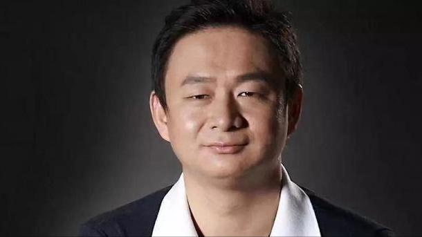 从摆地摊到世界第一体育帝国,从市值千亿世界第一到贱卖退市