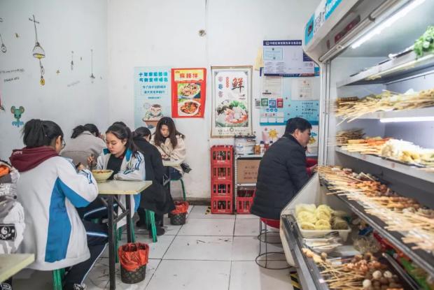 忆童年临沂学校门口的水煮串串香,学校路边摊小吃麻辣串串