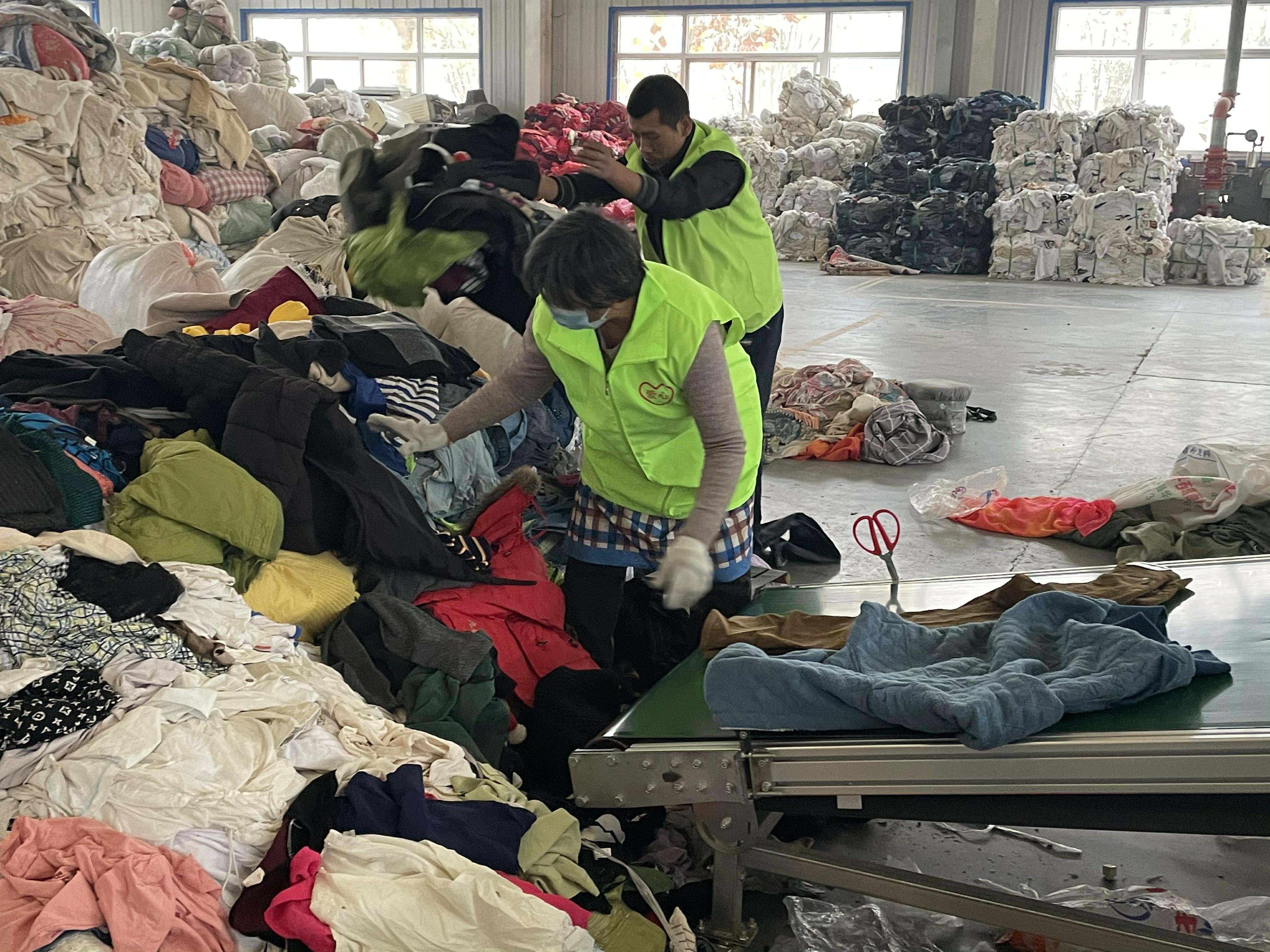 石家庄4000平米仓库里堆满了二手衣物：旧衣成吨出口非洲，在二手市场仅售几元