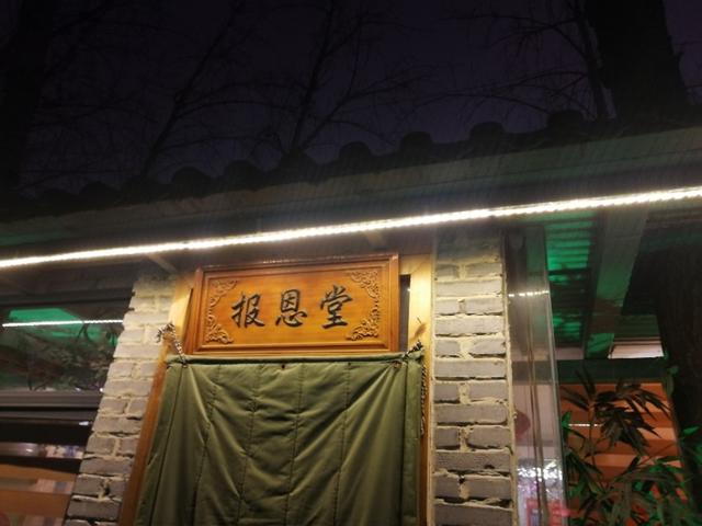 深夜郑州8男2女躲在花园路北环桥头,吃丹江翘嘴鲌,喝方城木瓜酒